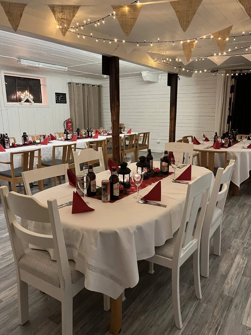 Festlokalen dukad i rött och vitt för julbord
