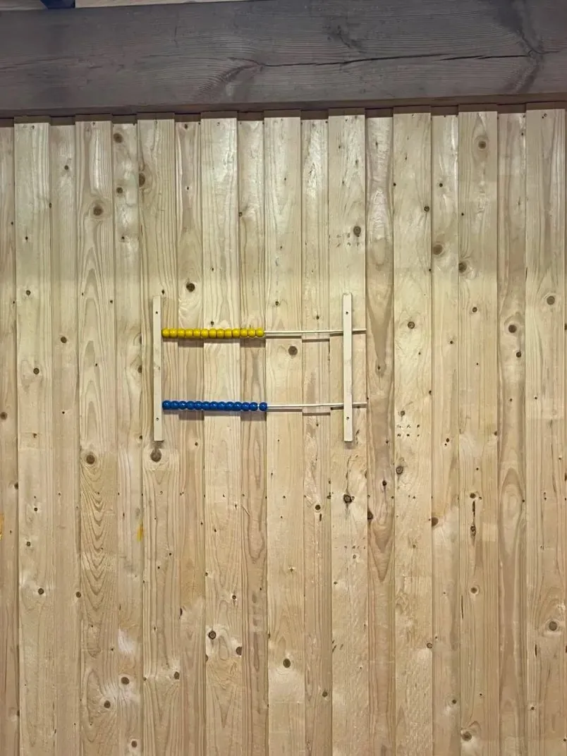 Poängräknare i trä på hallens vägg